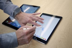 Un periodista prueba un nuevo iPad Pro durante una presentación en la sede de Apple en Cupertino, California, el 21 de marzo del 2016. (AP Photo/Marcio José Sánchez, File)