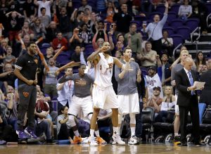 Los Suns de Phoenix festejan un enceste durante la segunda mitad del encuentro del lunes 14 de marzo de 2016, frente a los Timberwolves de Minnesota (AP Foto/Matt York)