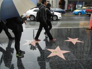 60410051. Los Angeles, 10 Abr 2016 (Notimex-José Romero).- La estrella de Donald Trump en el paseo de la Fama de Hollywood, además de ser objeto de vandalismo por los visitantes, ahora enfrenta una creciente demanda para que sea retirada. NOTIMEX/FOTO/JOSÉ ROMERO/COR/ACE/