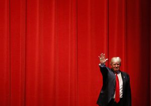 El precandidato presidencial republicano Donald Trump saluda antes de hablar en un acto de campaña en el St. Norbert College en De Pere, Wisconsin, el miércoles 30 de marzo de 2016. (Foto AP/Patrick Semansky)