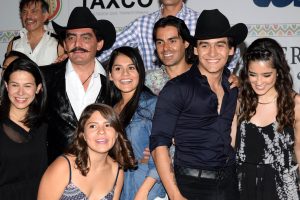 Las grabaciones de la serie "En la vida de… Joan Sebastian", concluyeron en Taxco, Guerrero, y para celebrarlo, se reunieron el equipo de producción y los actores. Foto: Mixed Voces