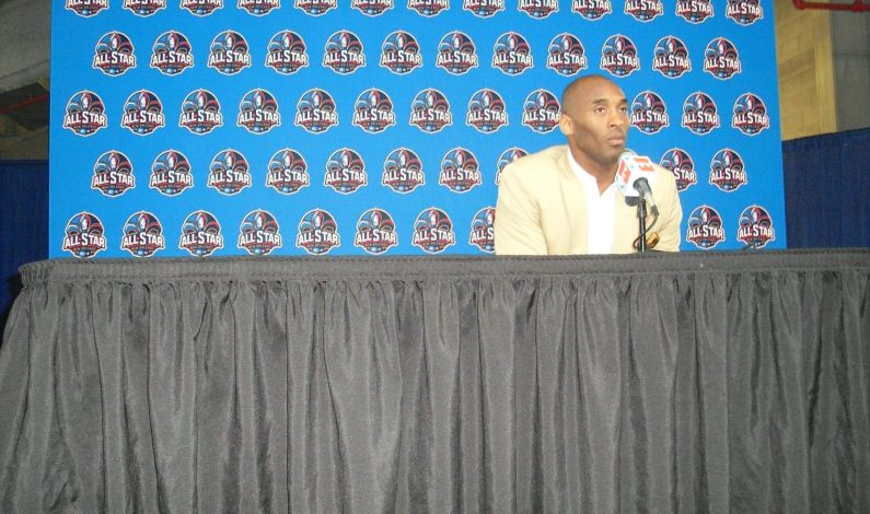 Rinden tributo a Kobe Bryant en su día de despedida