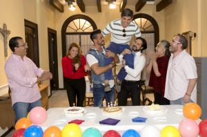 “Mañanitas”, abrazos y bromas para Ferdinando en el día de su cumpleaños. Foto Cortesía de Televisa.