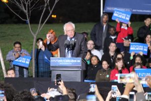 Bernie Sanders se mantiene en la lucha por la nominación demócrata. Foto: Notimex