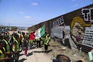 60510188. Tijuana, Baja California, 10 May 2016 (Notimex-Eduardo Jaramillo).-Activistas de Ángeles sin Fronteras destruyeron un mural alusivo al aspirante a la presidencia de Estados Unidos, Donald Trump, quien se ha manifestado en contra de la migrantes que radican en ese país, ubicado en el muro fronterizo que divide México y Estados Unidos. NOTIMEX/FOTO/EDUARDO JARAMILLO/EJC/HUM/