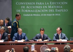 60523097. México, 23 May. 2016 (Notimex-Presidencia).- El presidente Enrique Peña Nieto encabezó la firma de los Convenios para la Ejecución de Acciones en Materia de Formalización del Empleo. NOTIMEX/FOTO/PRESIDENCIA/COR/POL/