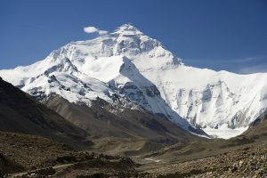 Los escaladores David Goettler y Ueli Steck descubrieron la semana pasada los restos de dos hombres “que todavía estaban encapsulados en el hielo pero que estaban comenzando a emerger de un glaciar del Himalaya