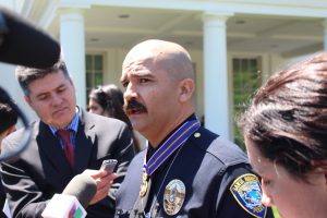 El oficial Jason Salas se dijo honrado por haber sido parte del grupo de policías que fueron reconocidos este día