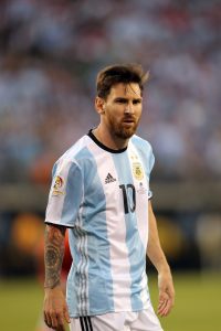 Messi enseñó que no es especialista en penales al errar su oportunidad