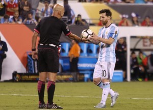 La decisión de Messi se transformó en un tema de debate nacional, ya que copó los programas de radio y televisión con posiciones divididas 
