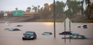 La inundación causada por las lluvias asociadas al huracán Norberto sumergieron numerosos autos en la autopista Interestatal 10 en Phoenix, Arizona, el lunes 8 de septiembre de 2014. (Foto de AP /The Arizona Republic, Michael Chow) Crédito obligatorio