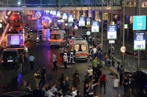 El ataque ocurrió la noche del martes en la zona de vuelos internacionales de la terminal aérea de Ataturk. Foto: Tomada de Twitter