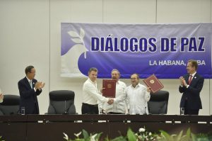 El gobierno y la guerrilla de las Fuerzas Armadas Revolucionarias de Colombia (FARC) firmaron hoy aquí un histórico acuerdo de cese al fuego definitivo con lo que pusieron fin a un conflicto de más de cinco décadas que causó miles de muertes y millonarias pérdidas económicas. NOTIMEX/FOTO/XINHUA/COR/POL/