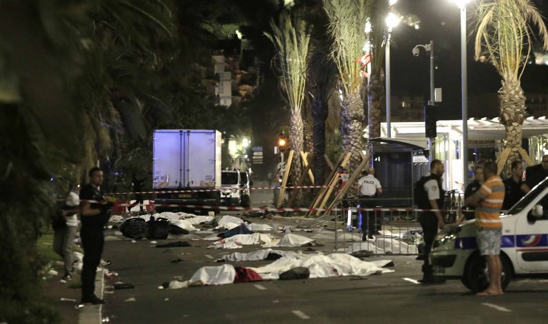 Camión atropella y mata a decenas de personas en Francia