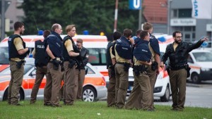 La policía alemana pidió a la población de Múnich, la capital de Bavaria, evitar aglomeraciones y de ser posible quedarse en sus casas mientras se controla la crisis