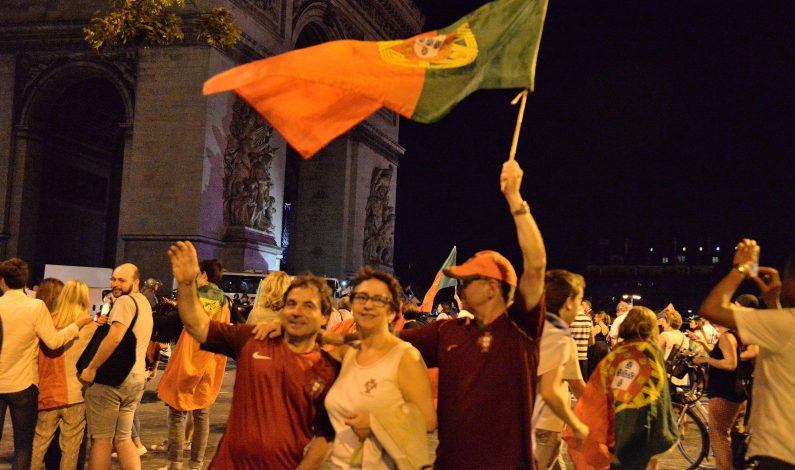 Miles de eufóricos portugueses celebran Eurocopa en calles francesas