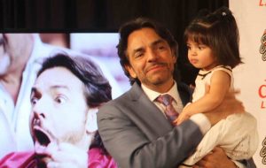 Eugenio disfruta la máximo a su pequeña Aitana. Foto Cortesía Natalia Feregrino (EugenioDerbezTV)
