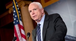 McCain sostuvo que el actual “circo” sobre el tema migratoria está dañando políticamente al Partido Republicano. Foto: AP