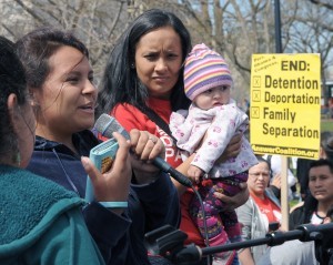 Mientras en el Condado Maricopa seguirán las detenciones, en varias partes del país aumentan las protestas por la separación de familias. Foto: Notimex