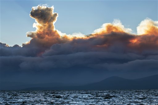 Miles luchan contra enorme fuego al norte de California
