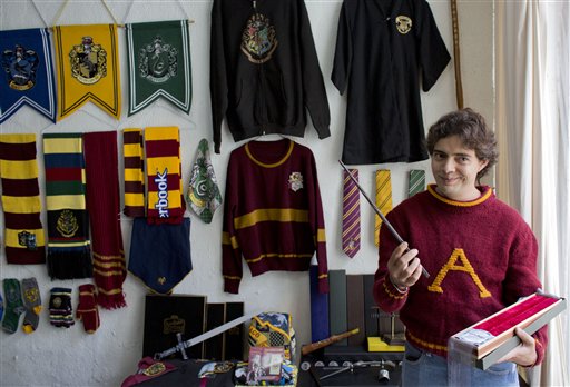 Mexicano es el mayor coleccionista de Harry Potter 