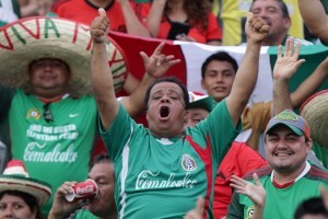 México, contra quien se abrió un expediente disciplinario, ya había sido castigado por este tipo de expresiones de los aficionados en enero de este año. Foto: Notimex