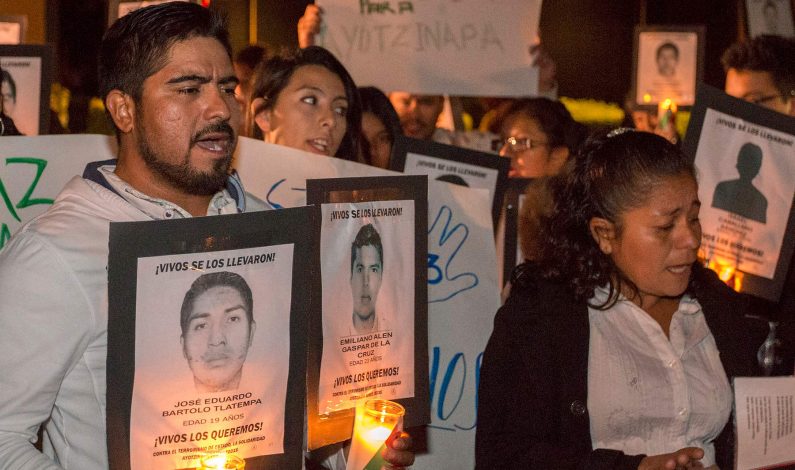 Residentes de Phoenix exigen justicia en caso Ayotzinapa