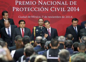 El titular del poder Ejecutivo federal refrendó su reconocimiento a las Fuerzas Armadas por su infatigable respaldo a los mexicanos en momentos de dificultad. Foto: Notimex 