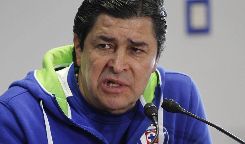 Tena dice ser culpable de crisis en el club, aunque desea quedarse