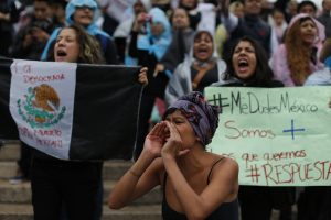 Durante una marcha masiva en la Ciudad de México el jueves varias personas gritan para exigir se encuentre a 43 estudiantes desaparecidos en el estado de Guerrero. Foto: AP