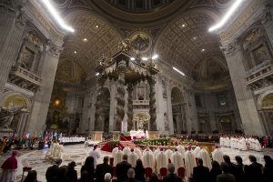 El Papa Francisco ofició la misa en la Basílica de San Pedro. Foto: AP