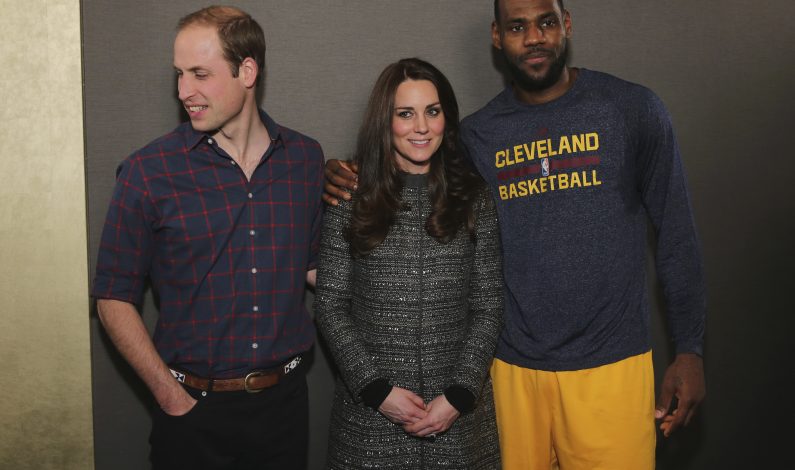 LeBron viola protocolo al tocar a futura reina de Inglaterra