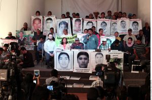 La verdad histórica del Gobierno federal sobre el caso Iguala se cae a pedazos, consideraron familiares de los 43 normalistas de Ayotzinapa desaparecidos en septiembre de 2014.