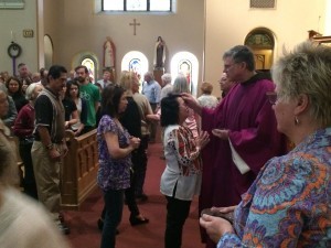 Católicos de Phoenix acudieron a la misa del Miércoles de Ceniza.