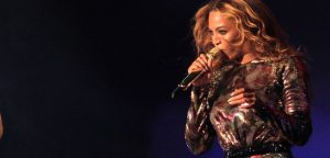 La participación de Beyoncé será uno de los momentos más esperados en el Super Bowl. Foto: AP
