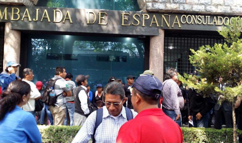 Protestan por normalistas ante embajadas