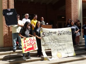 Dreamers y activistas celebraron en el Phoenix College la decisión del juez Arthur Anderson. Foto: Mixed Voces
