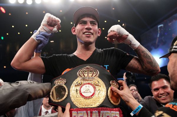 Benavidez Jr. vence al ‘Maromerito’ y defiende el título