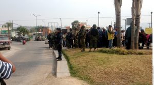 Unos 300 elementos del Ejército Mexicano, así como grupos de la Gendarmería Nacional y de la Policía Estatal de Guerrero arribaron al Municipio de Chilapa, luego de que el sábado sujetos desarmaron a los agentes locales. Foto: Agencia Reforma