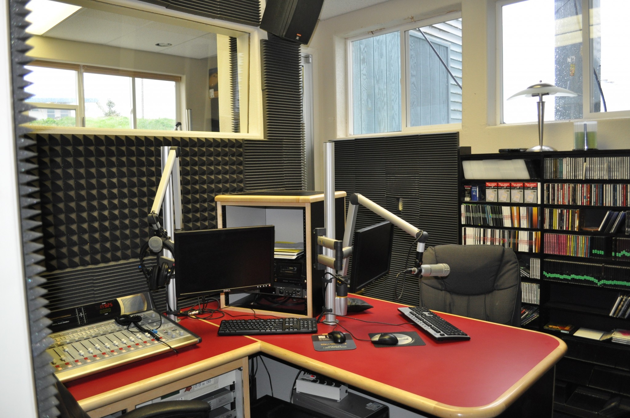 Радио для офиса. Стол для радиостудии. Современная радиостудия. Радио студия. Студия радиостанции.