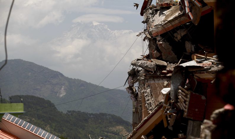 Continúa temblando en Nepal a casi un mes del devastador terremoto