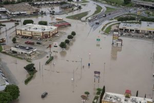 Autoridades de Texas continúan monitoreando los niveles de los ríos en la entidad, muchos de los cuales se encuentran a su máxima capacidad y amenazan con desbordarse. Foto: AP