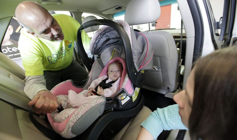 Alertan de niños olvidados en vehículos calientes