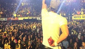 Fotografía provista por Francis Ramsden, del cantante Enrique Iglesias _con su mano ensangrentada y vendada_ durante un concierto en Tijuana, México, la noche del sábado 30 de mayo de 2015. (Francis Ramsden vía AP)