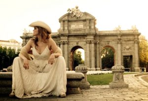 La Reina Grupera lleva la música mexicana a España, donde grabó  su nuevo video “Yo ya no Estoy”.  Foto: Cortesía
