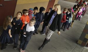 Los expertos en acoso escolar señalan que es importante enseñar a los niños a resolver sus conflictos sociales. Foto: AP