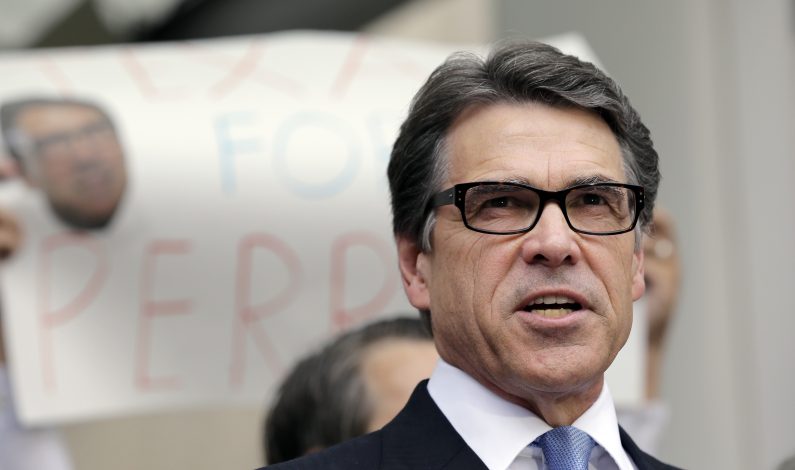Rick Perry apoya a Trump pese a calificarlo como cáncer para EU