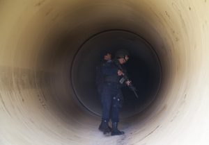 El poderoso narcotraficante Joaquín "El Chapo" Guzmán escapó a través de un túnel de al menos 1,5 kilómetros (una milla) que llegaba hasta la zona de su celda. Foto: AP