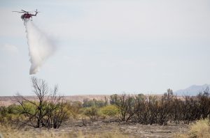 Un helicóptero combate un incendio cerca de Needles, California. Foto: AP