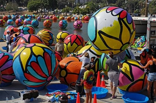Los Ángeles: 3,000 esferas flotan en lago en obra artística